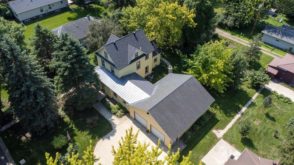 120 3rd Street W, Hector