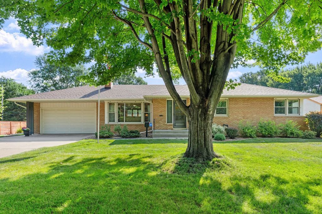 2823 Silver Lake Road Ne, Saint Anthony