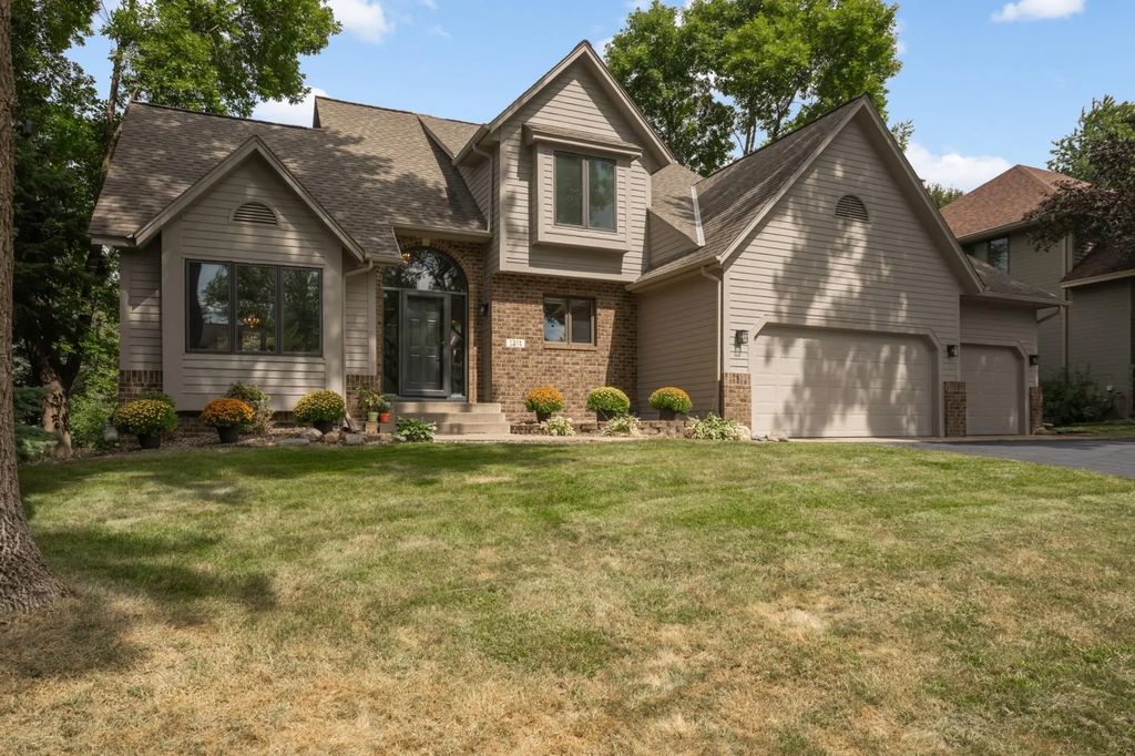 1381 Interlachen Drive, Eagan