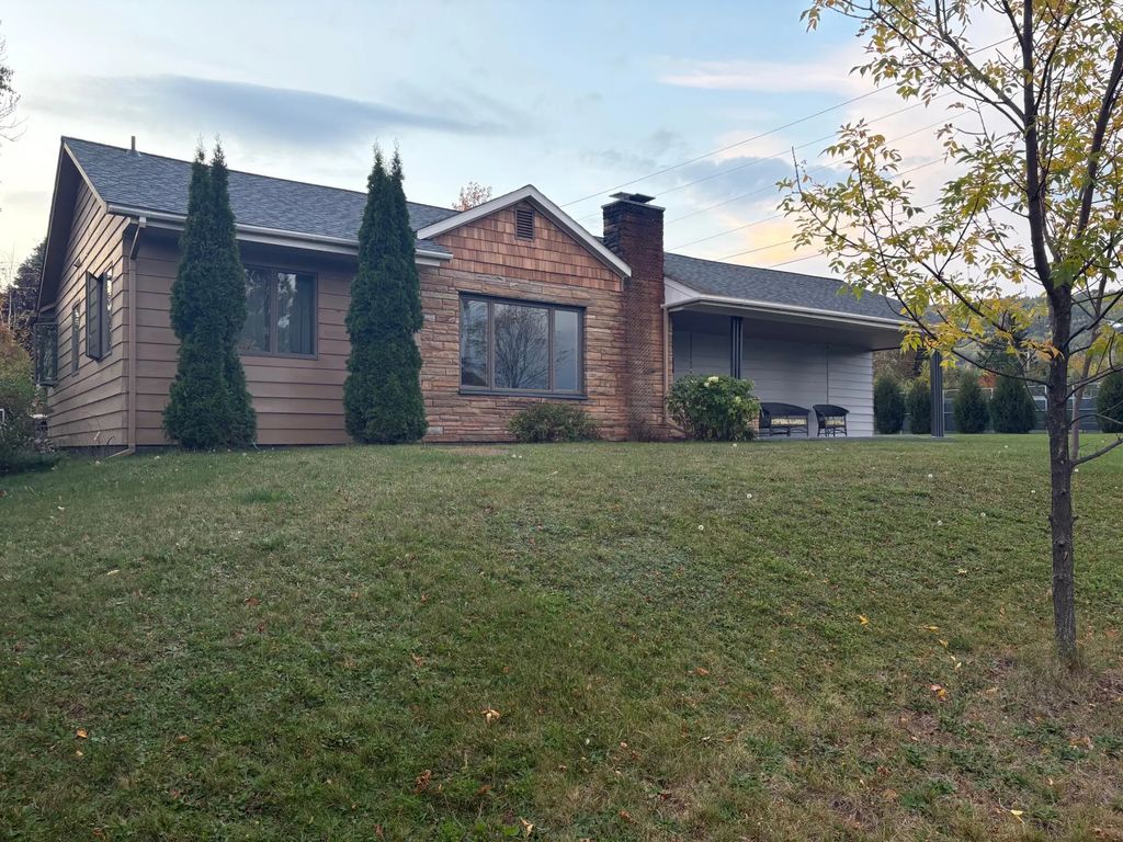 419 2nd Avenue W, Grand Marais