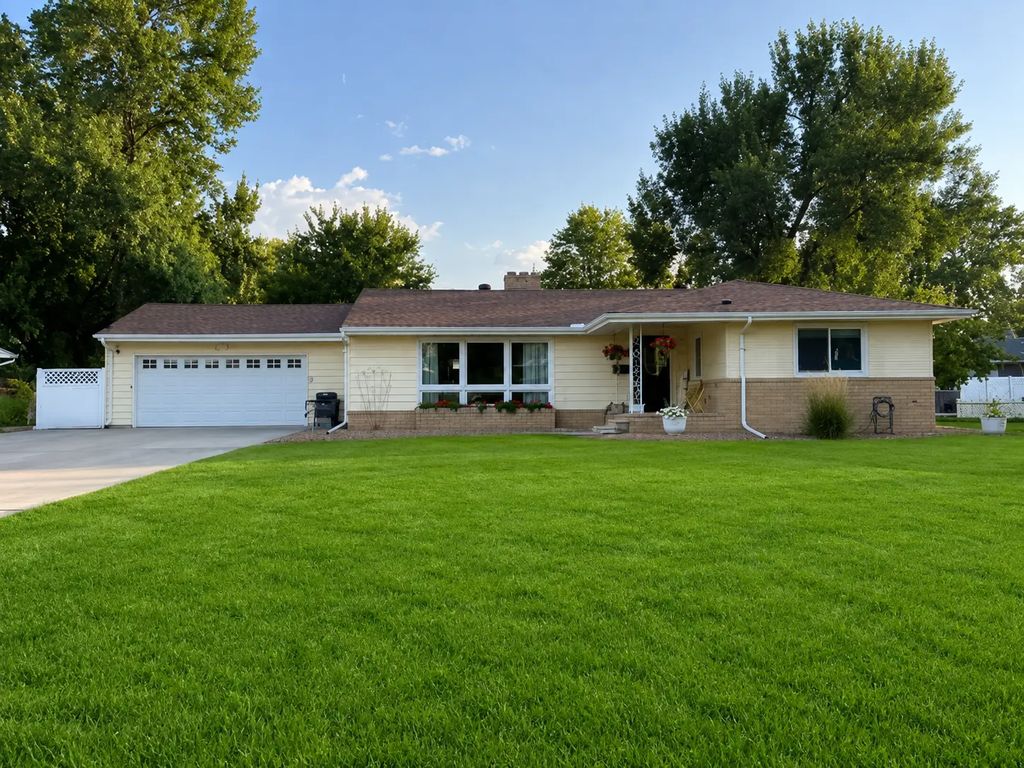 857 3rd Street N, Wahpeton
