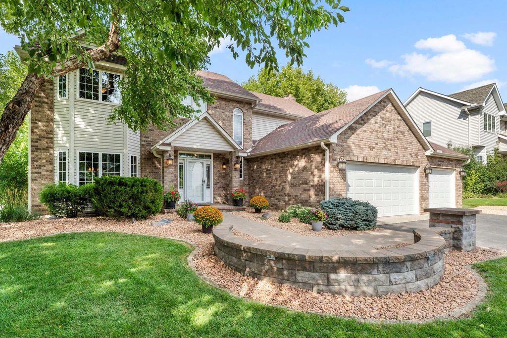 546 White Pine Way, Eagan