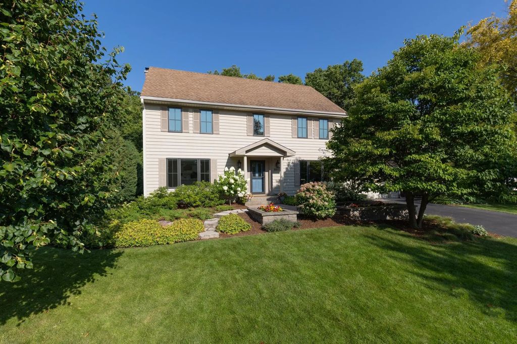 9017 Larkspur Lane, Eden Prairie