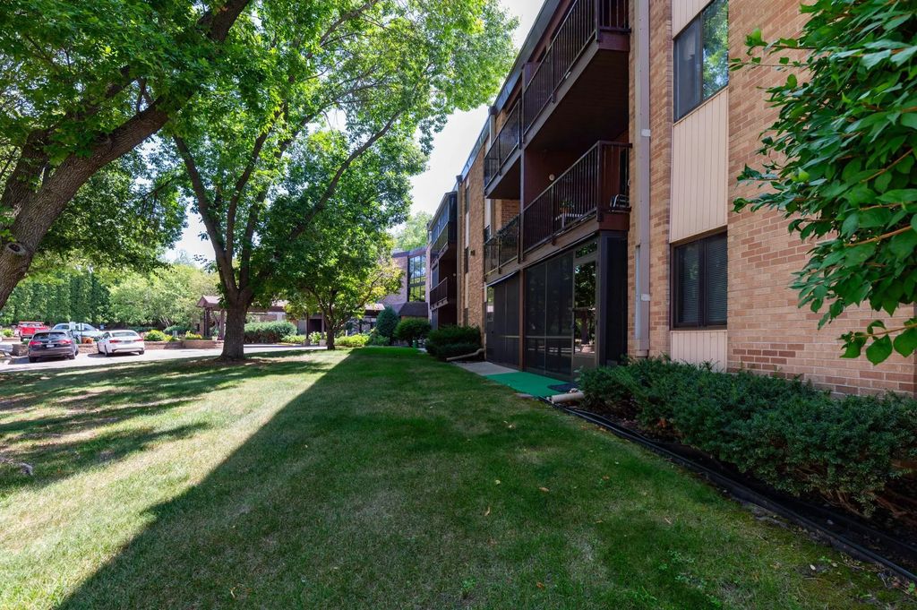 2670 Oxford Street N 204, Roseville
