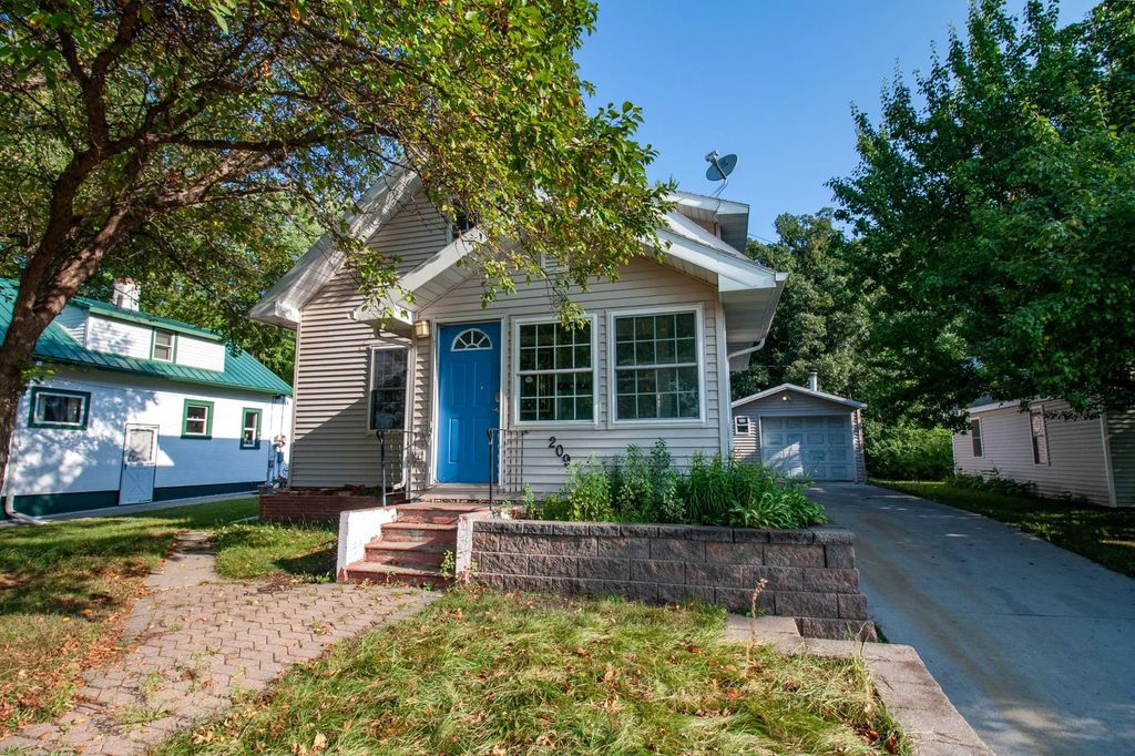 209 Cleveland Avenue E, Underwood