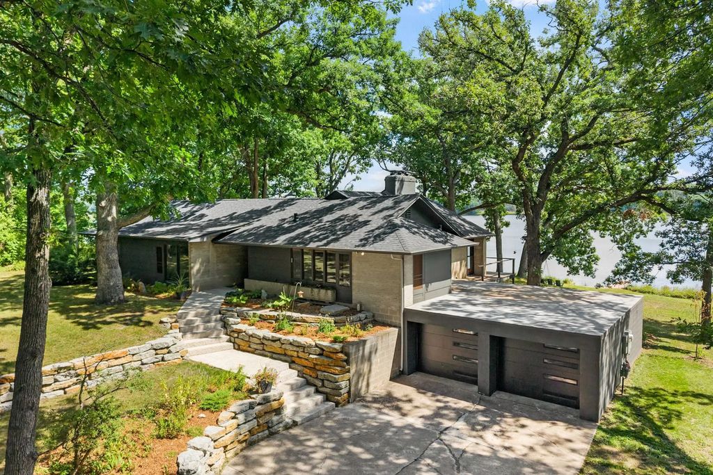 12 W Shore Road, North Oaks