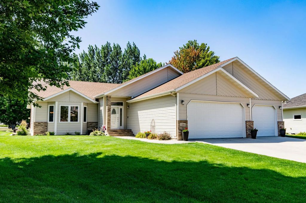 1206 47th Avenue N, Fargo
