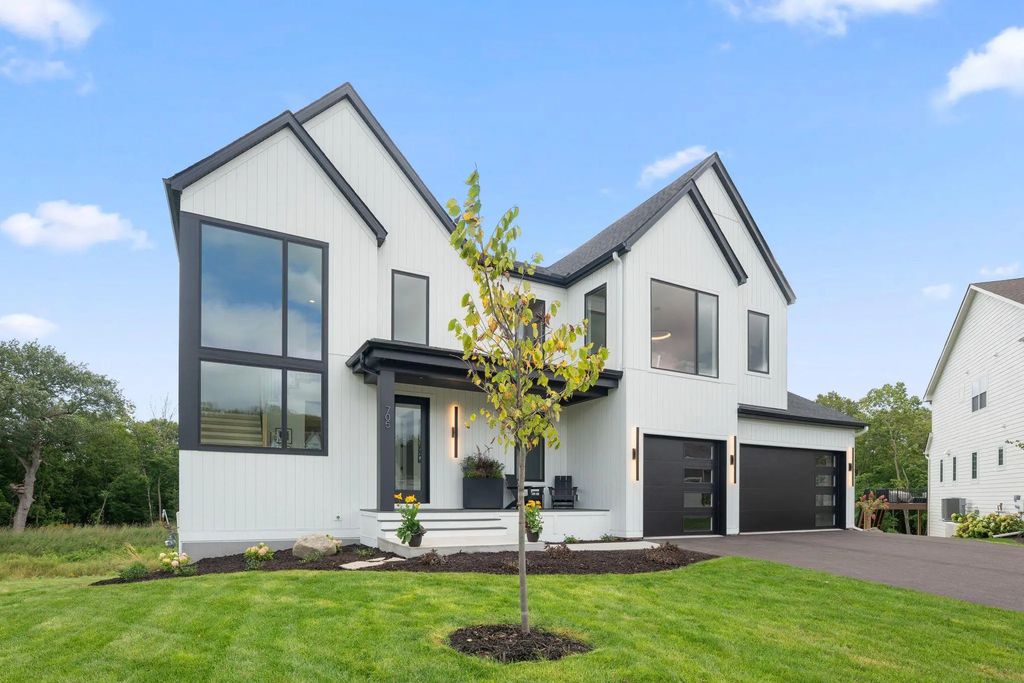 705 Ensconced Way, Chaska