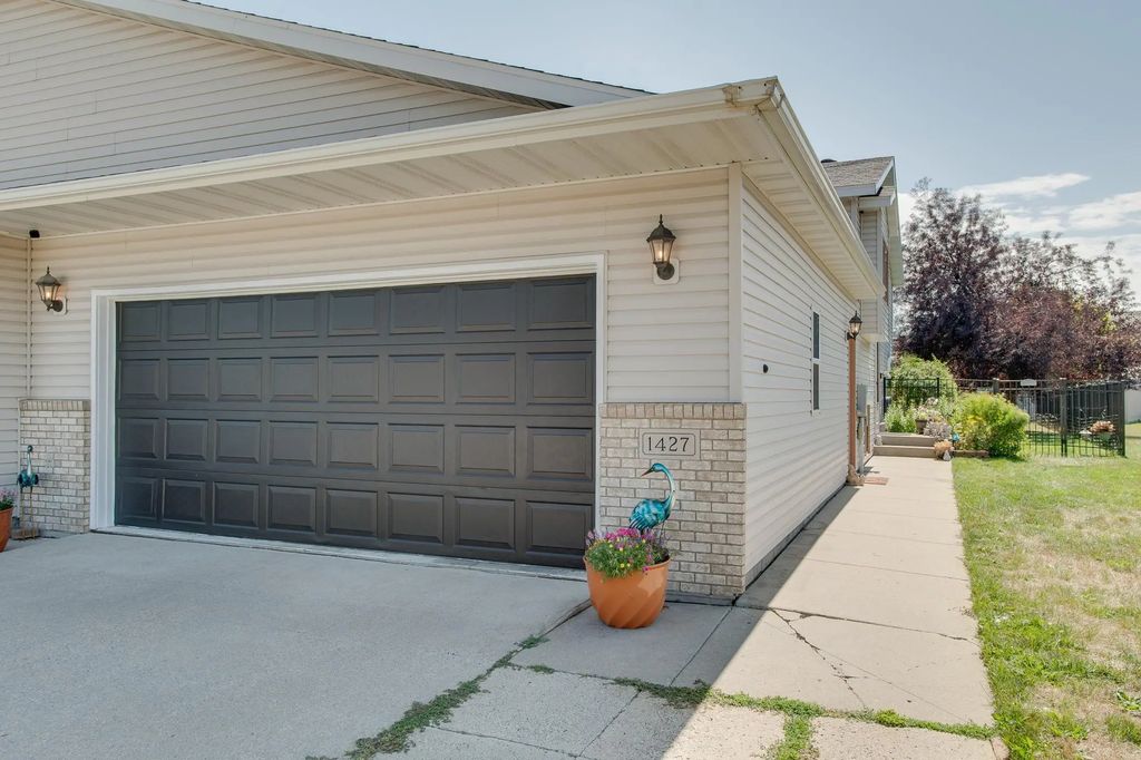 1427 Suntree Drive, West Fargo