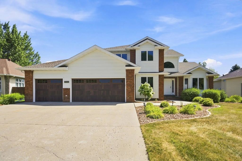 1906 E Rose Creek Parkway S, Fargo
