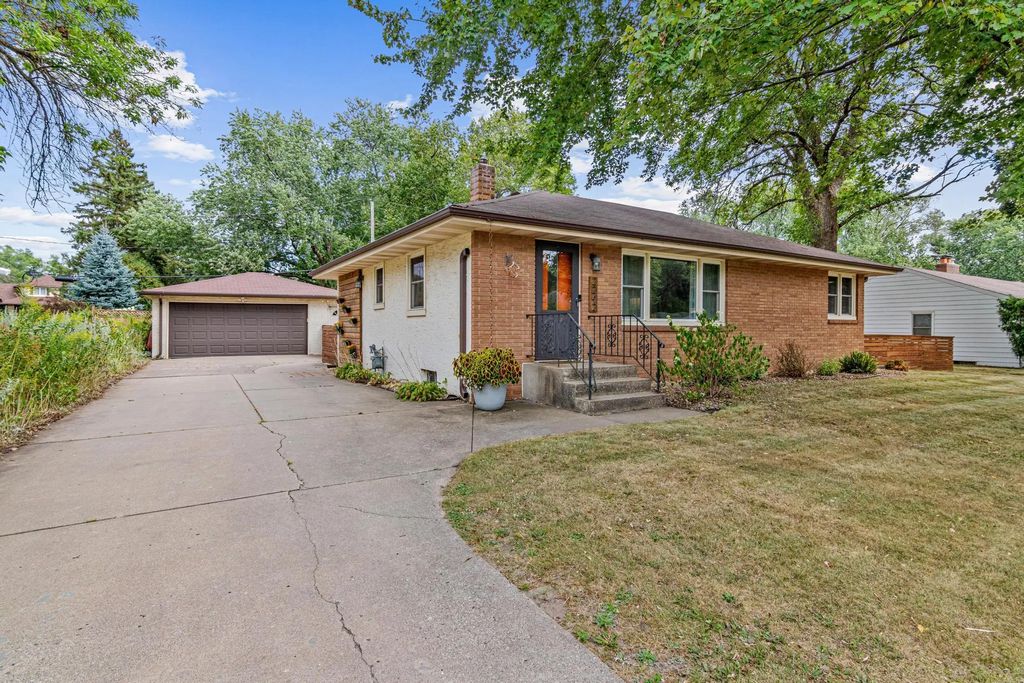 2242 Milton Street N, Roseville