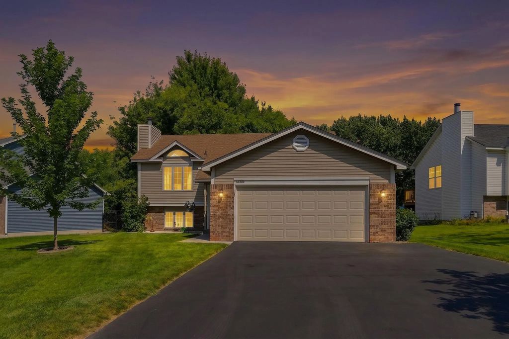 12959 Black Hills Drive, Burnsville