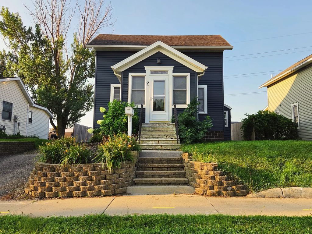 615 Elm Avenue W, Waseca