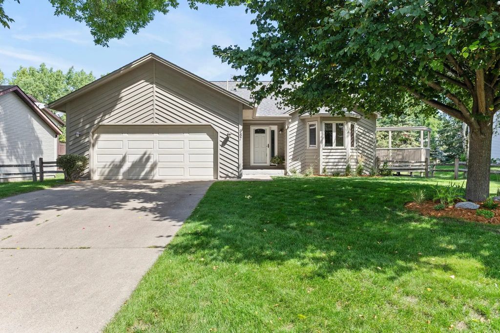 987 Kettle Creek Road, Eagan