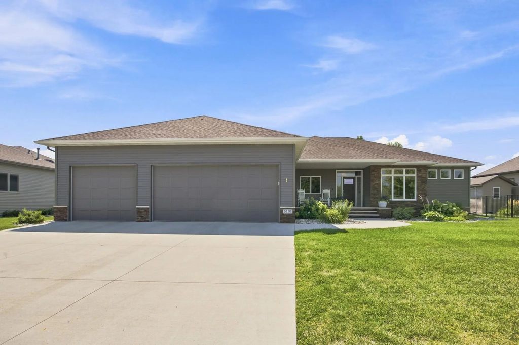 6101 Silverleaf Drive S, Fargo