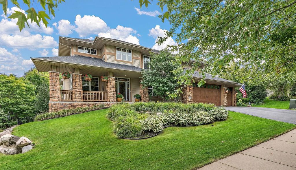 10742 Maple Boulevard, Woodbury