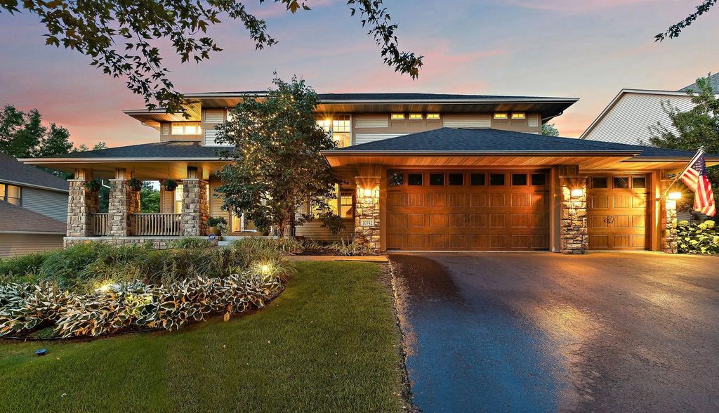 10742 Maple Boulevard, Woodbury