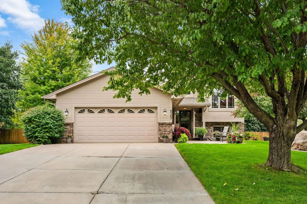 9303 Washburn Avenue N, Brooklyn Park