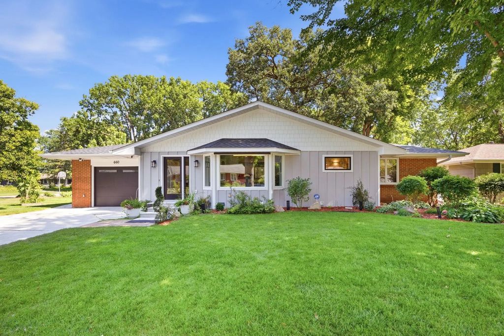 660 Harmony Circle, Wayzata