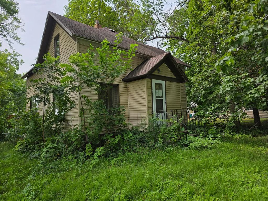 301 Main Street W, Clarks Grove