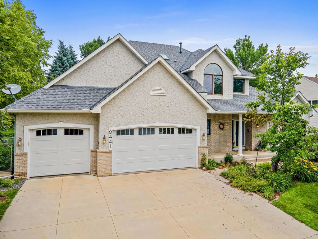 8441 W Lake Drive, Chanhassen