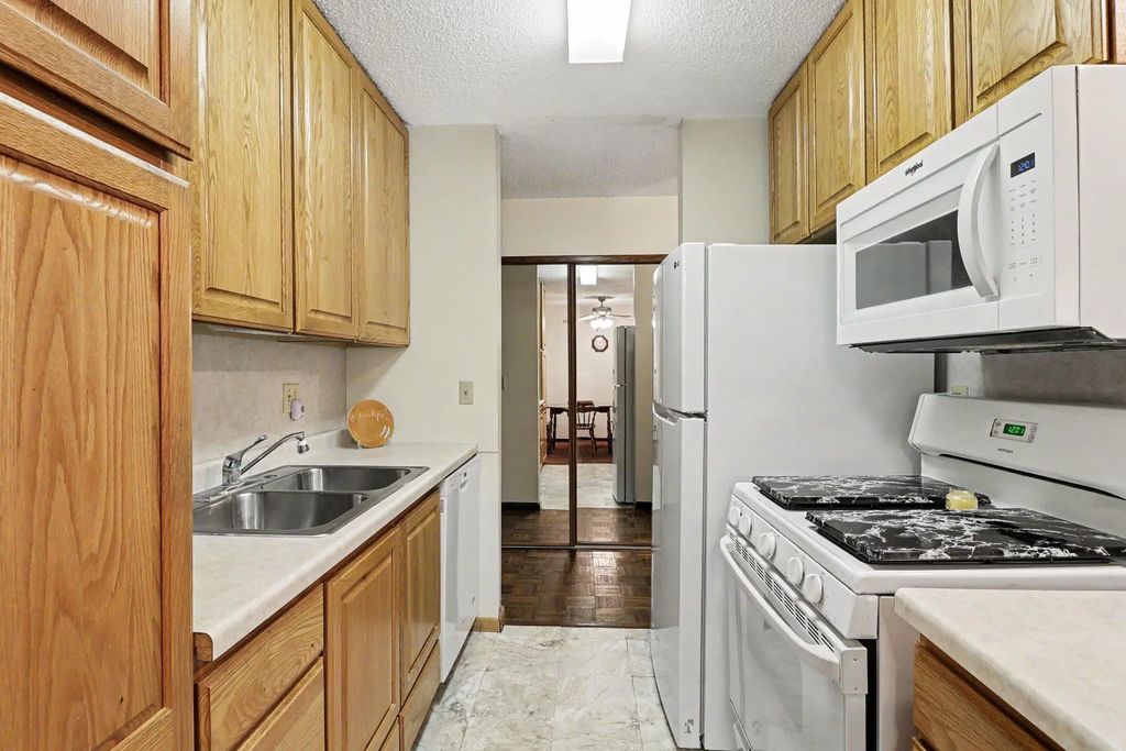 4201 Lakeside Avenue N 307, Brooklyn Center
