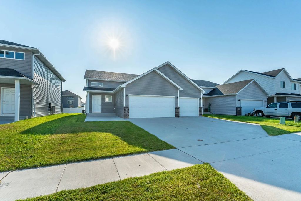6582 28th Street S, Fargo