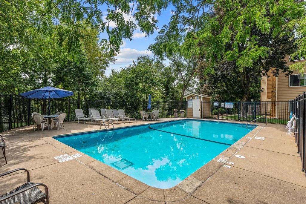 2100 Ridge Drive 22, Saint Louis Park