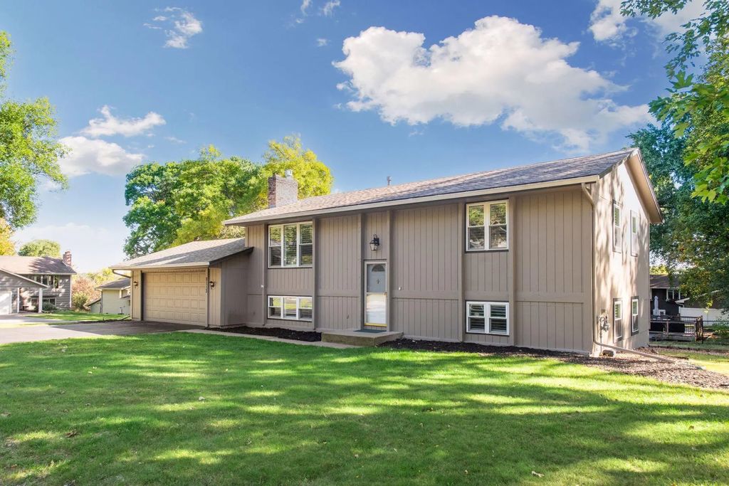 8113 Dakota Lane, Chanhassen