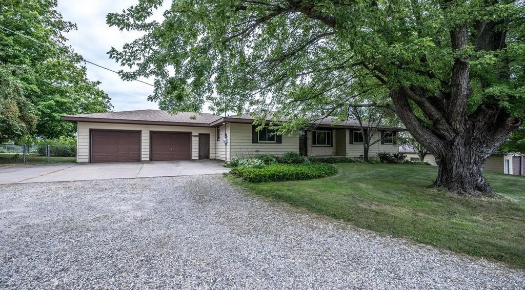 26078 Chippendale Avenue, Northfield