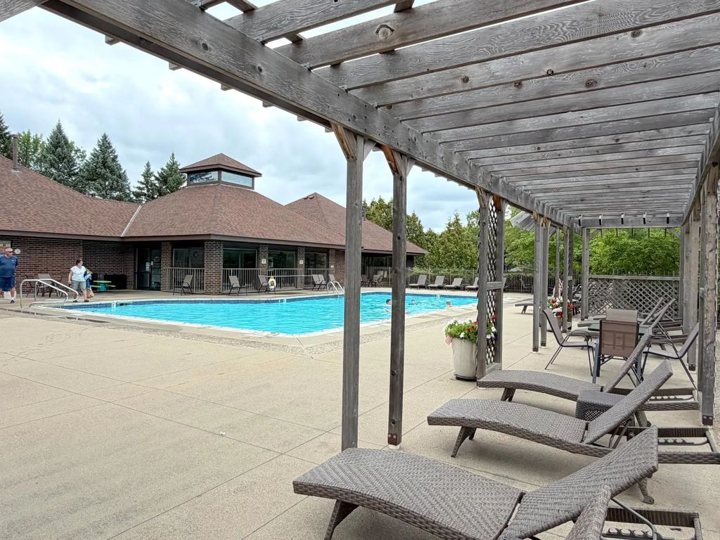 7063 Oak Pointe Curve, Bloomington