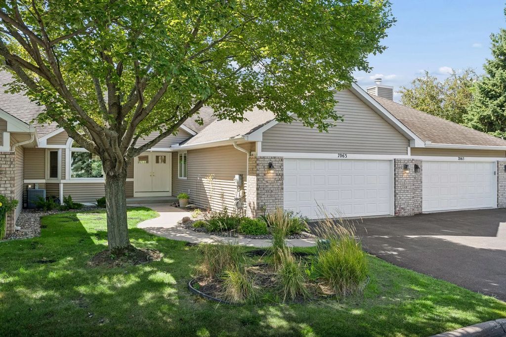 7063 Oak Pointe Curve, Bloomington