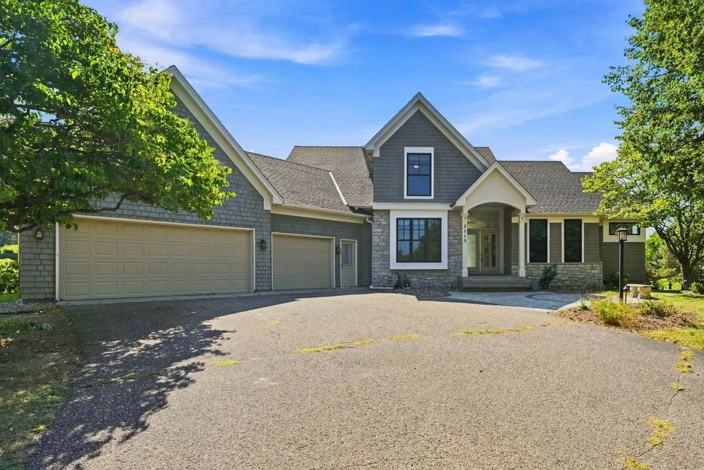 2715 Edgewater Bay, Woodbury