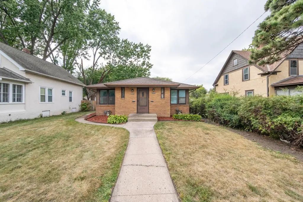 4037 Fremont Avenue N, Minneapolis