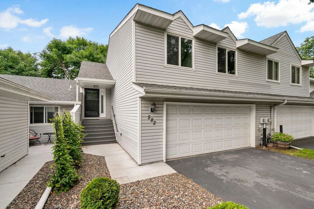 582 Clover Leaf Parkway Ne, Blaine
