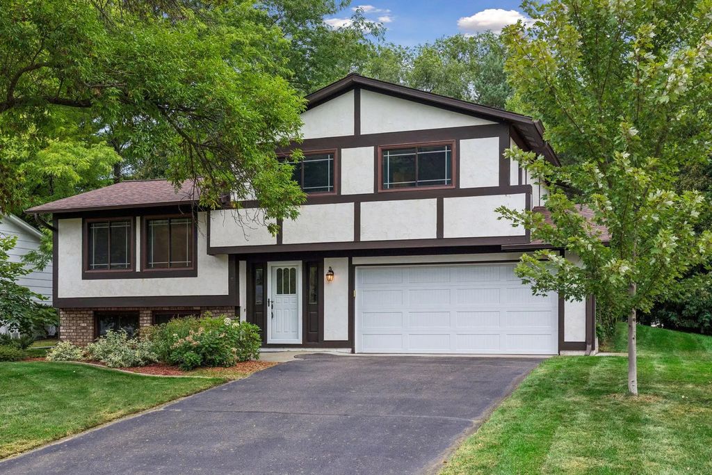 1013 Robinhood Place, Shoreview