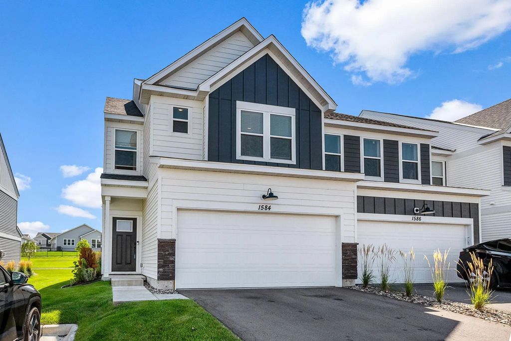 1584 Aclare Ridge, Rosemount