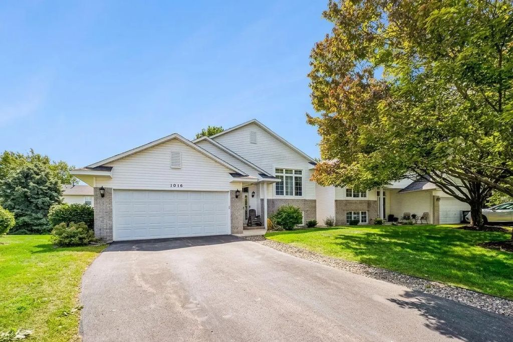 1016 Lilac Court, Shakopee