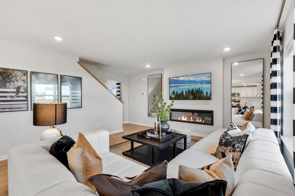 1173 Annagaire Curve, Rosemount