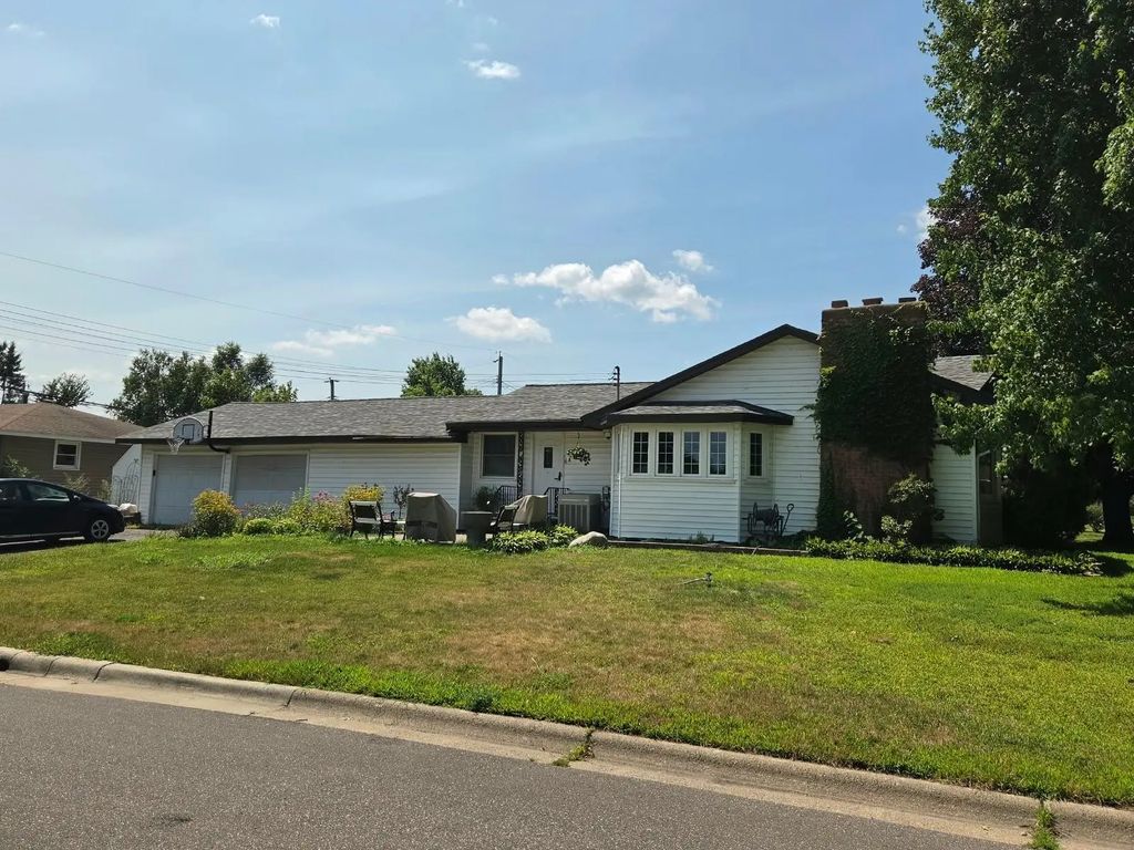 4401 Woodbine Lane N, Brooklyn Center