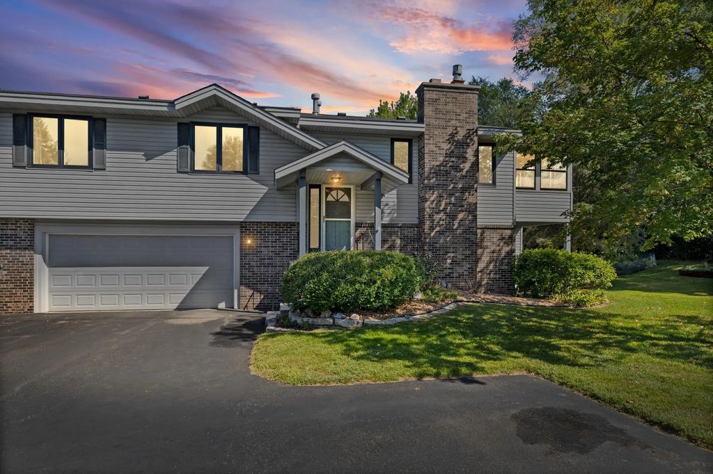 5642 Chatsworth Street N, Shoreview