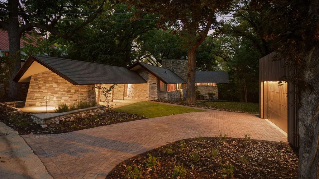 2801 Burnham Boulevard, Minneapolis