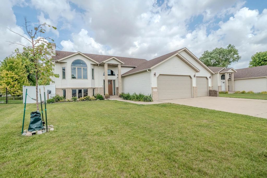 2501 Parkview Drive S, Fargo
