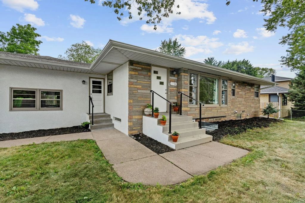2754 Hamline Avenue N, Roseville