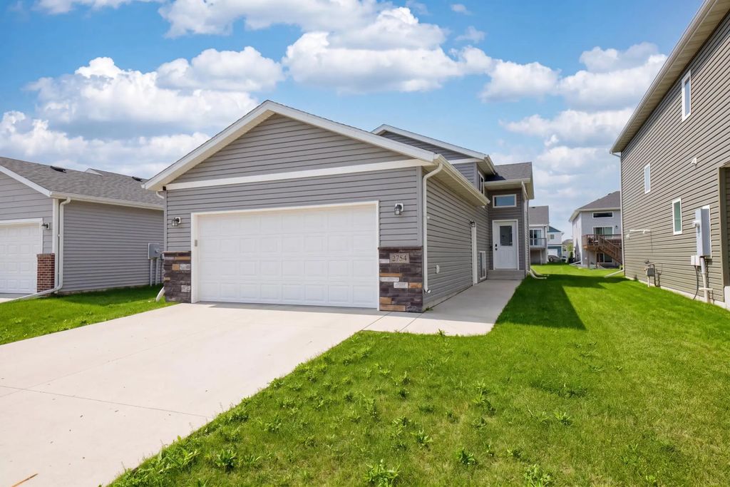 2754 10th Street W, West Fargo