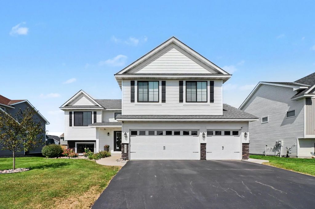 17833 Essex Lane, Lakeville