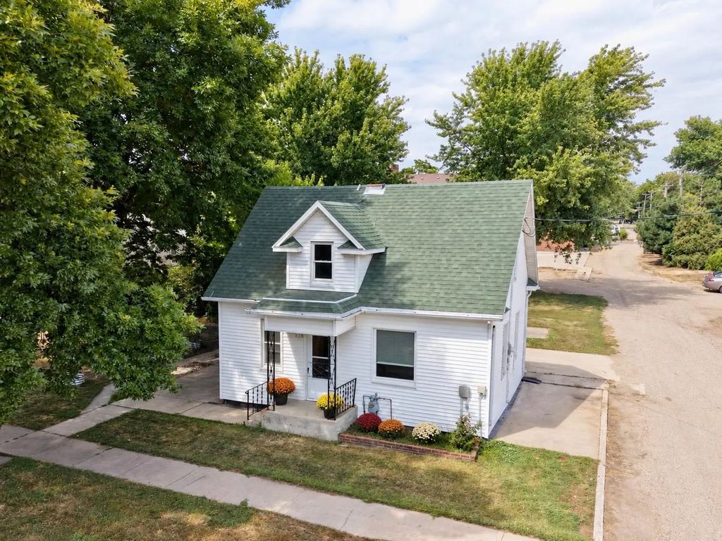 838 7th Street, Westbrook