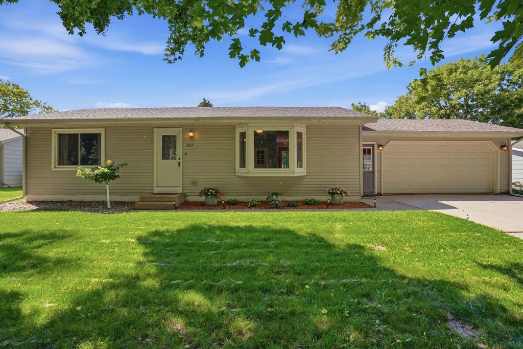 1217 27th Street Nw, Willmar