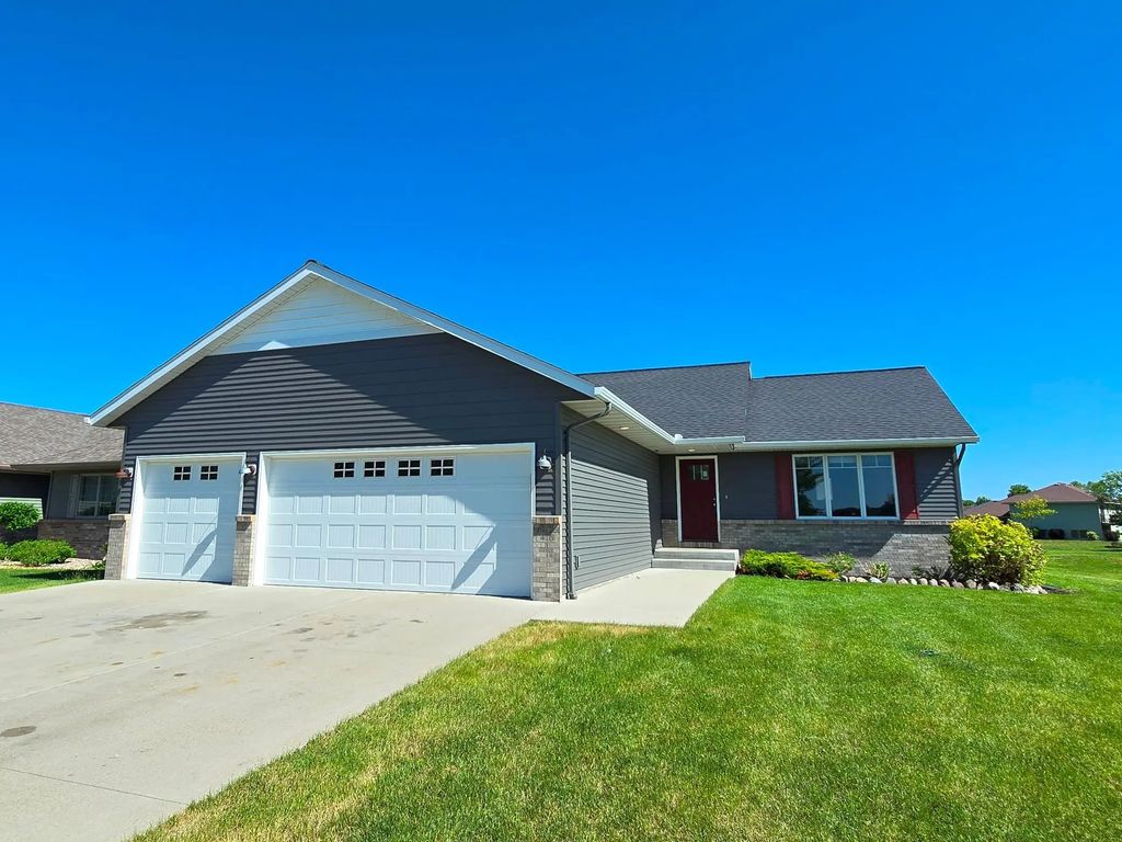 416 Torrey Pines Drive, Mankato