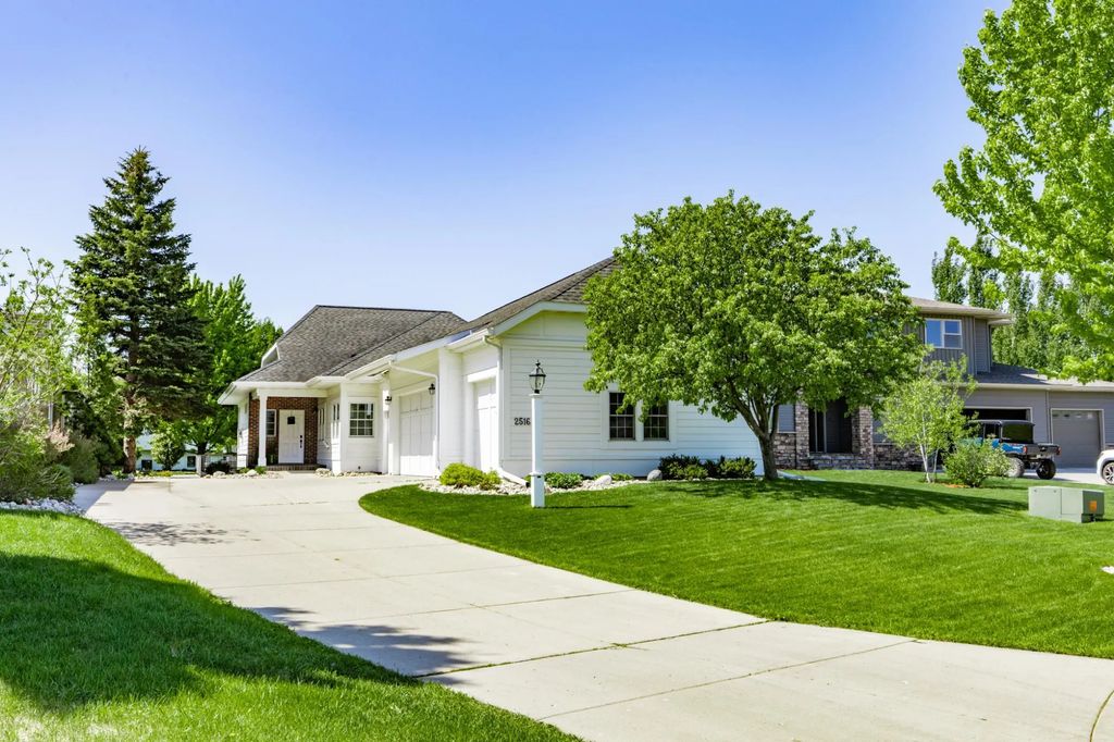 2516 Rose Creek Parkway S, Fargo